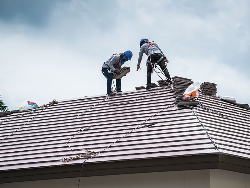 h4 contractors working on roof installation umantilla fl